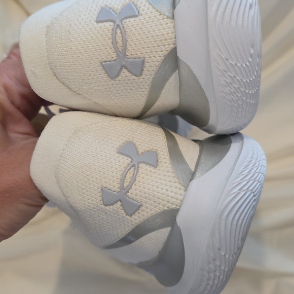Under Armour Wmns Flow Synchronicity 'White Metallic Silver' - Picture 7 of 8